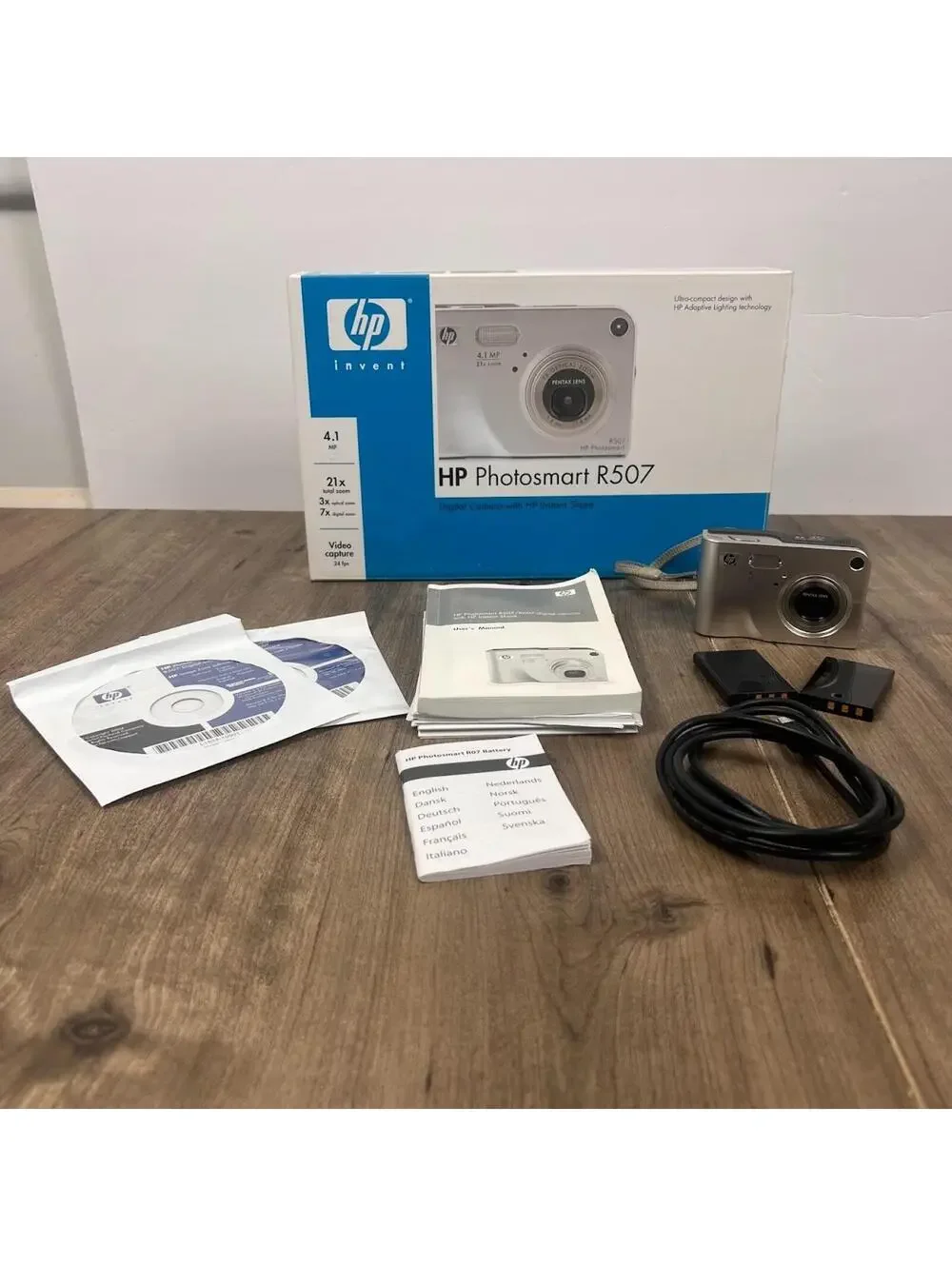 HP Photosmart R507 4.1MP Digital Camera Silver Retro Digicam + Charger, battery
